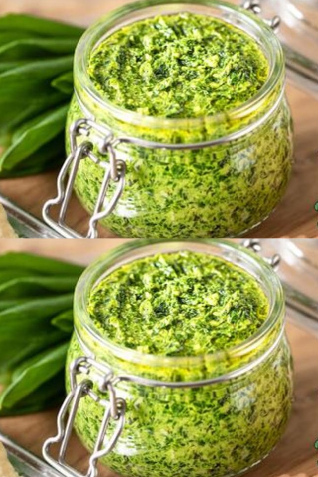 Il pesto di zucchine leggero e perfetto per condire pasta e crostini. Ha solo 110 calorie!