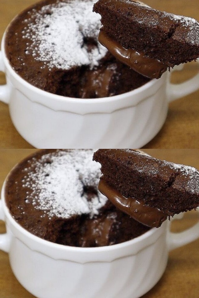 La torta al cioccolato in tazza che si cuoce in 1 minuto, sofficissima e dietetica. Solo 140 Kcal!