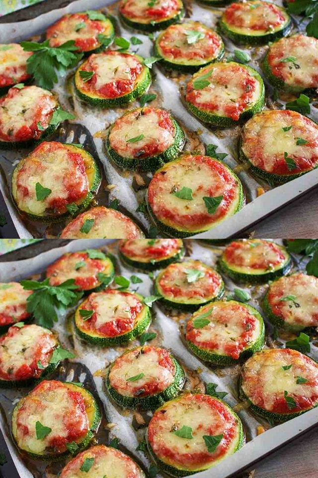 Pizze di zucchine con pomodoro e mozzarella